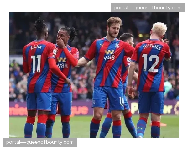 转播镜头捕捉：水晶宫主帅格拉斯纳在边线用平板向队员展示对手压迫弱点。