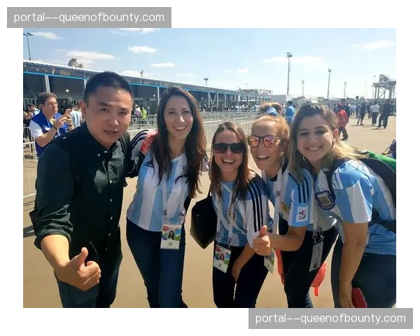 明尼苏达山猫队开放训练日，数千名球迷到场参与互动活动